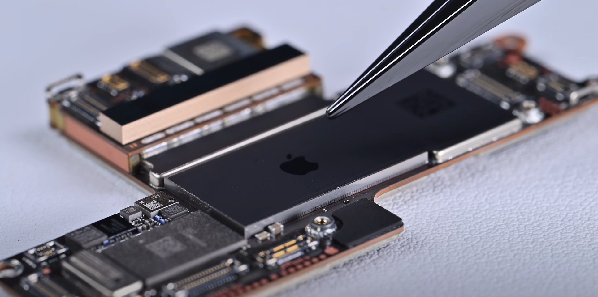 Apple Is Preventing Modded IPhone Air Storage Upgrades Through 