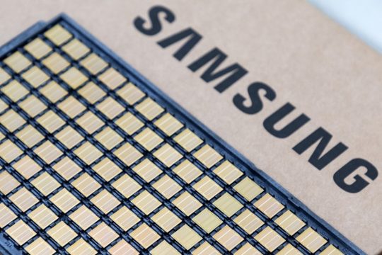 Samsung Begins HBM4 Memory Mass Production With Up To 13 Gbps Speeds ...