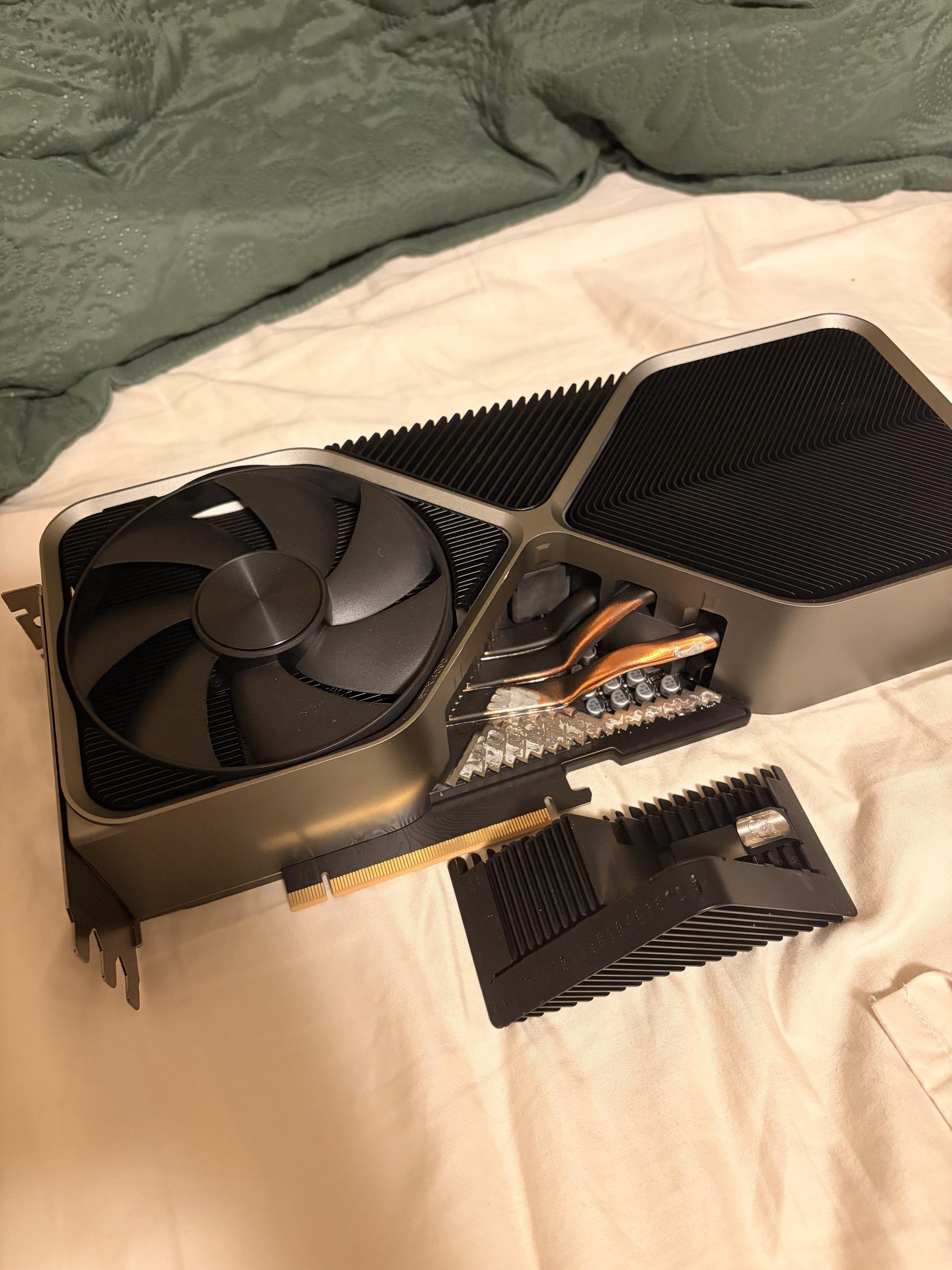 アンダーカバー　under cover RTX 4090 Founders Edition Owner Says A Heatsink Piece Fell Off